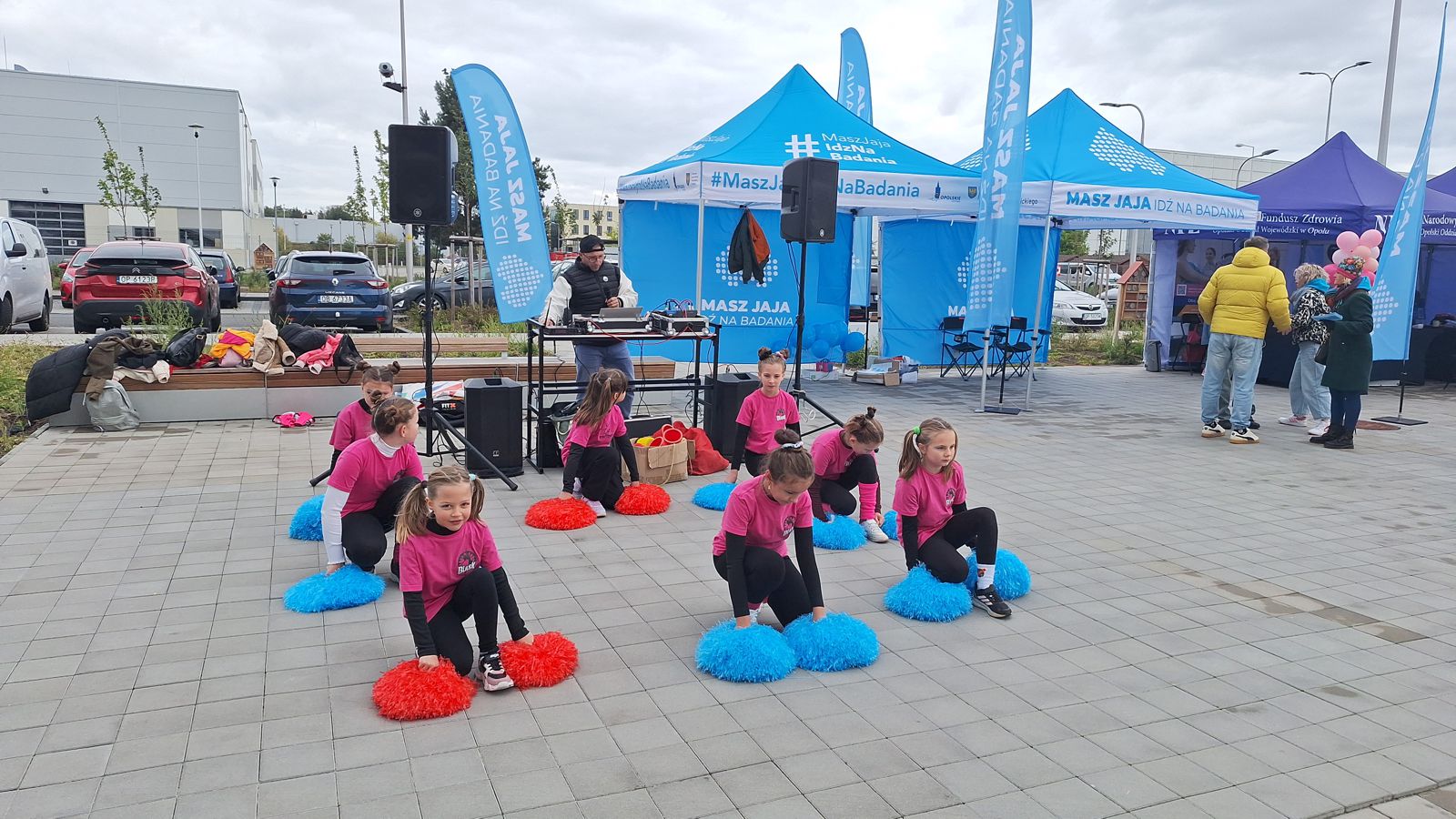 Dzieci tańczące na sali